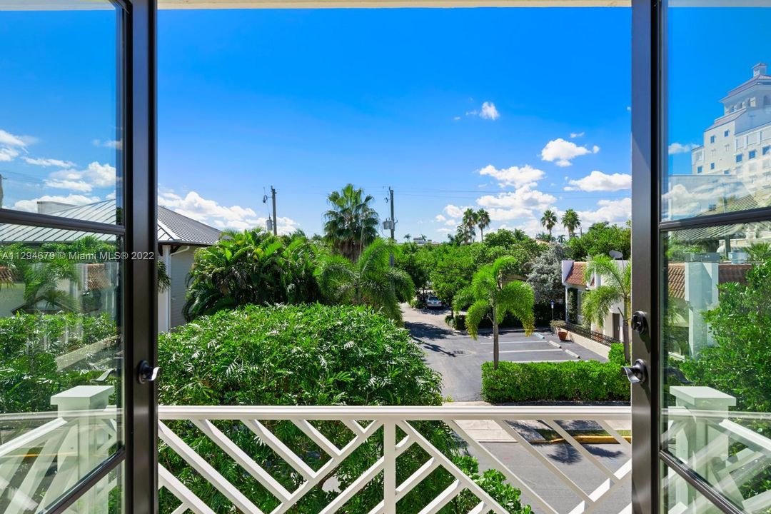 Recently Sold: $5,450,000 (3 beds, 2 baths, 1764 Square Feet)