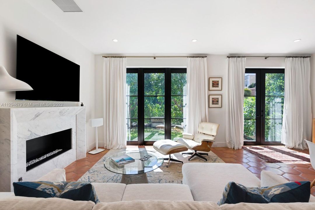 Recently Sold: $5,450,000 (3 beds, 2 baths, 1764 Square Feet)