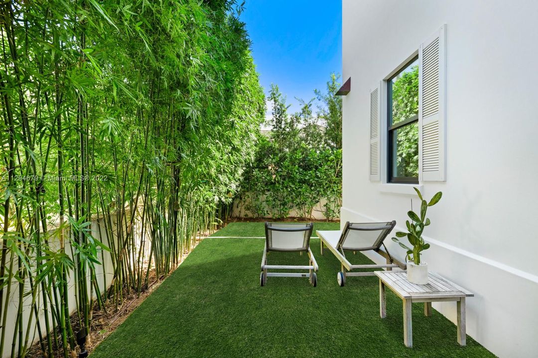 Recently Sold: $5,450,000 (3 beds, 2 baths, 1764 Square Feet)