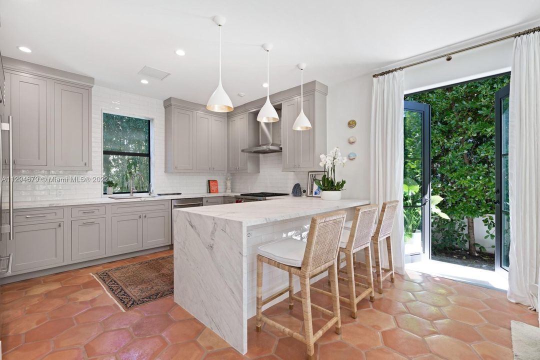 Recently Sold: $5,450,000 (3 beds, 2 baths, 1764 Square Feet)