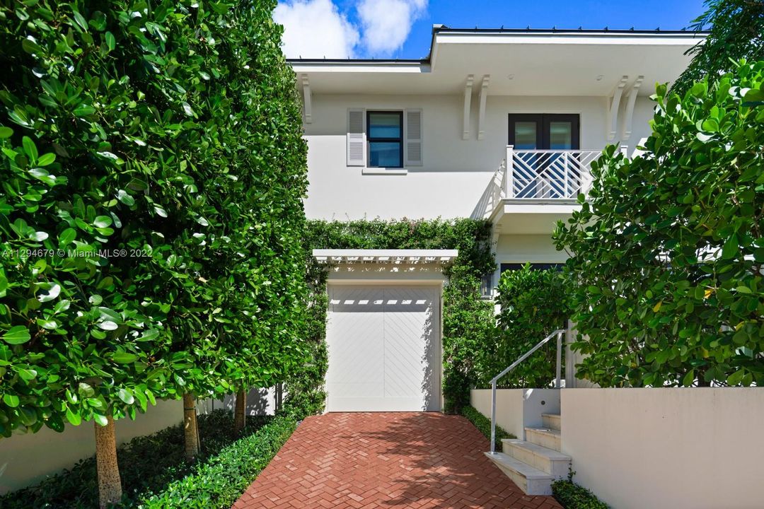 Recently Sold: $5,450,000 (3 beds, 2 baths, 1764 Square Feet)