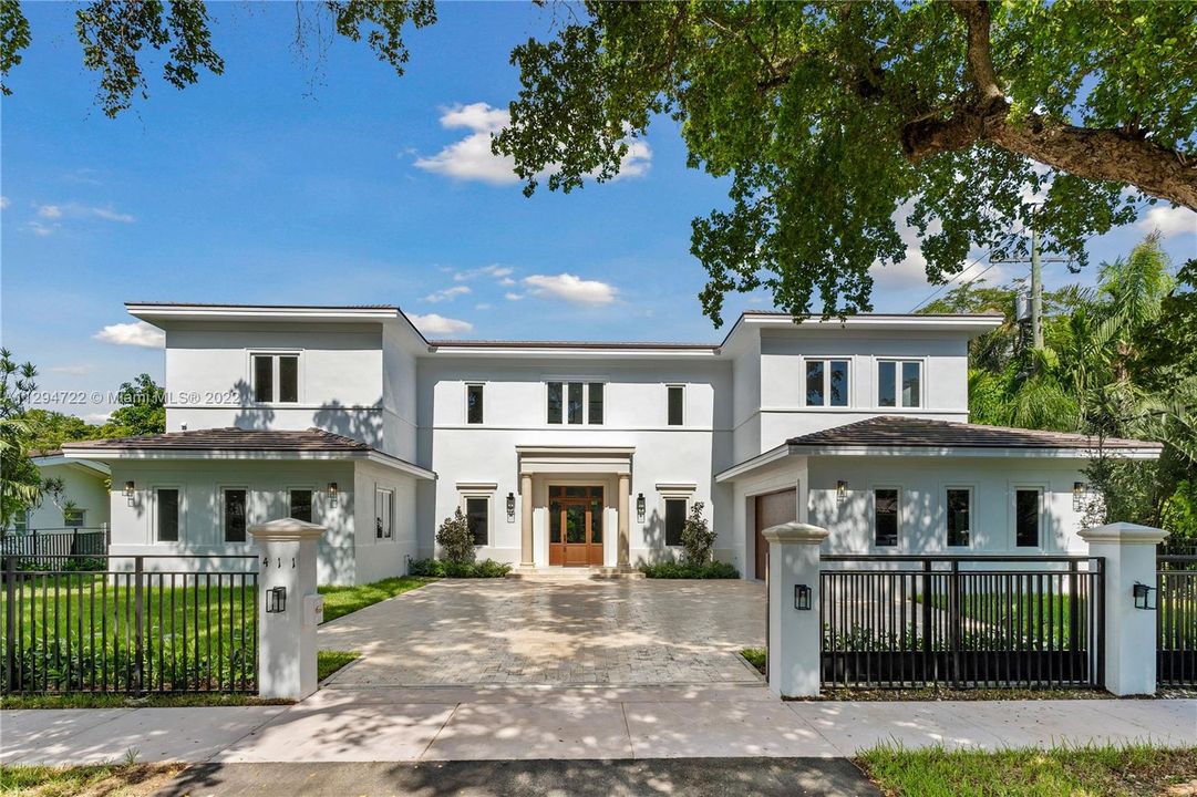 Recently Sold: $5,250,000 (6 beds, 6 baths, 4173 Square Feet)