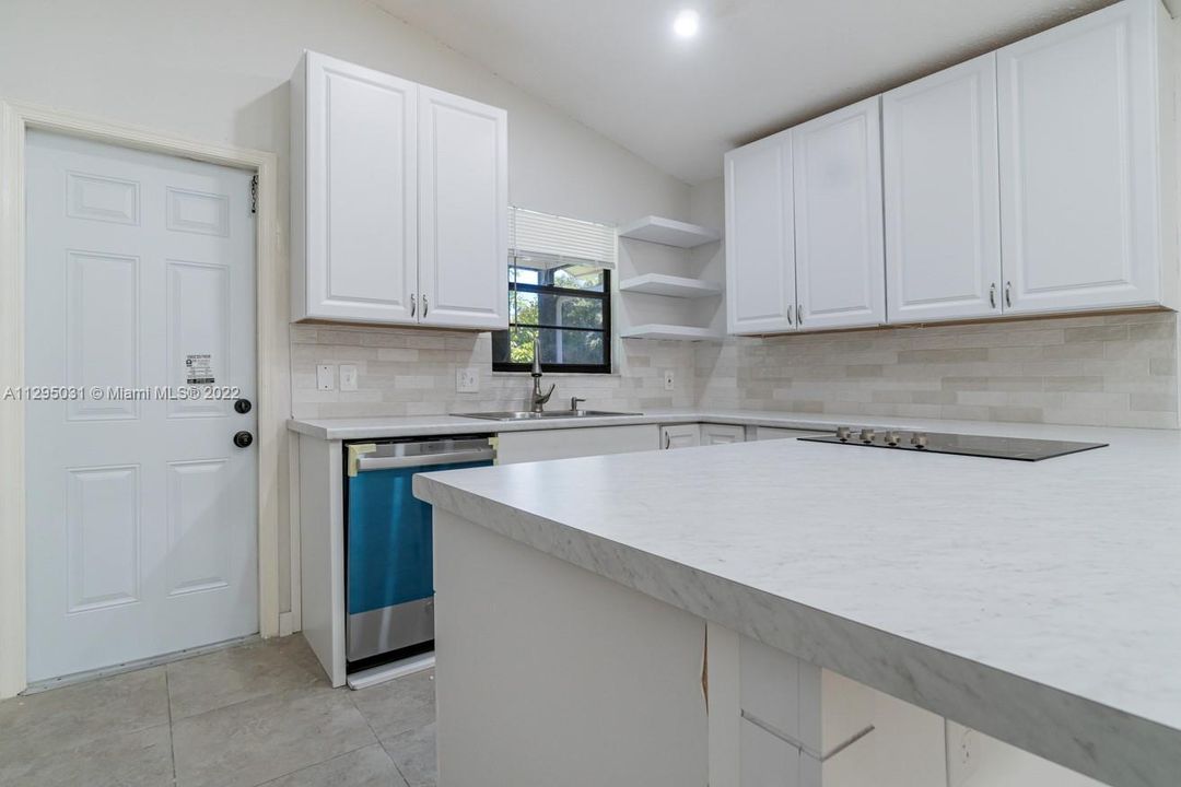 Недавно продано: $275,000 (2 спален, 2 ванн, 936 Квадратных фут)