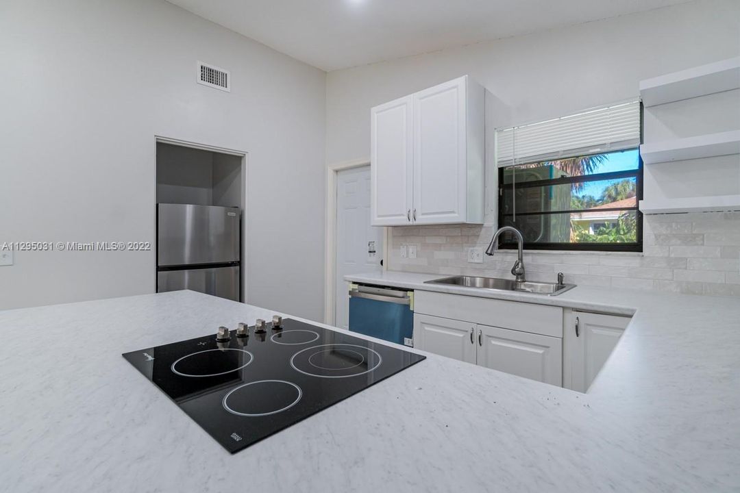 Недавно продано: $275,000 (2 спален, 2 ванн, 936 Квадратных фут)