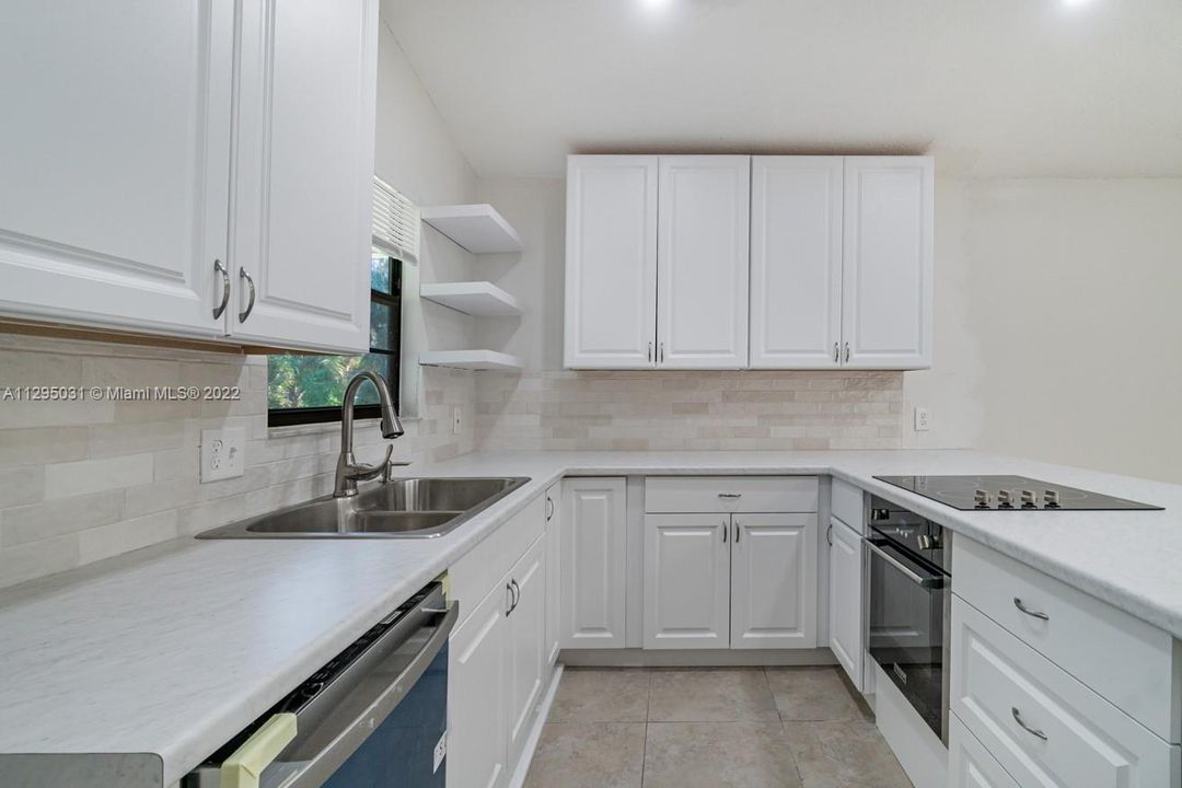 Недавно продано: $275,000 (2 спален, 2 ванн, 936 Квадратных фут)