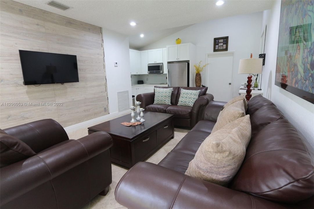 Attached Apartment with bedroom, fully equipped kitchen and spacious living room