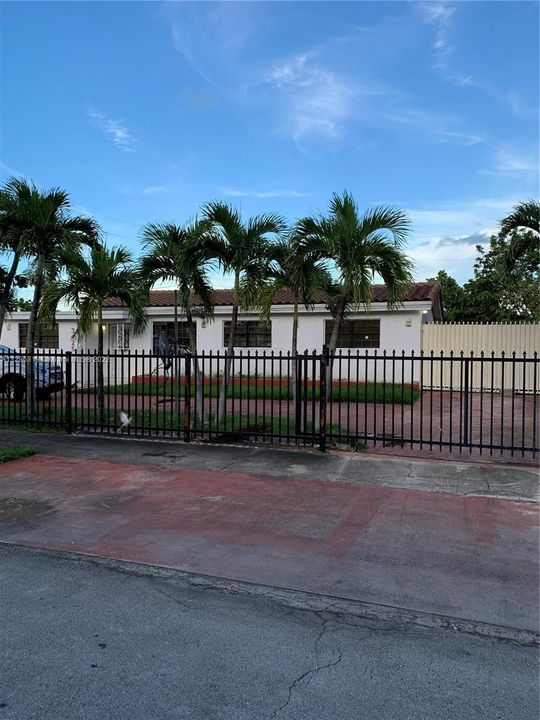 Recently Sold: $350,000 (3 beds, 2 baths, 1479 Square Feet)