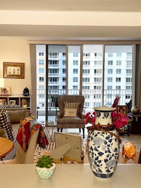 Recently Sold: $465,000 (1 beds, 1 baths, 806 Square Feet)
