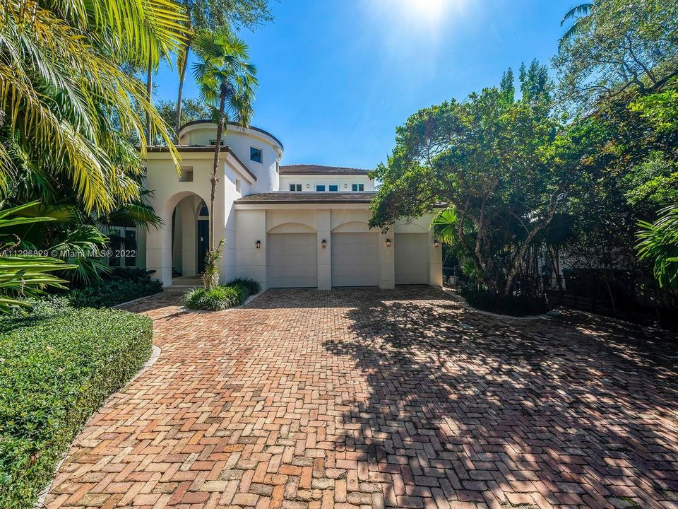 Recently Sold: $3,995,000 (5 beds, 4 baths, 4990 Square Feet)