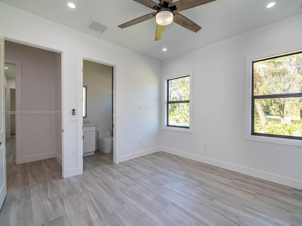 Recently Sold: $1,190,000 (4 beds, 4 baths, 2644 Square Feet)