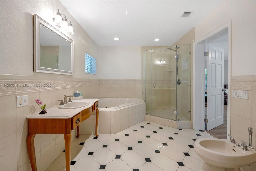 最近售出: $1,649,000 (4 贝兹, 2 浴室, 2544 平方英尺)