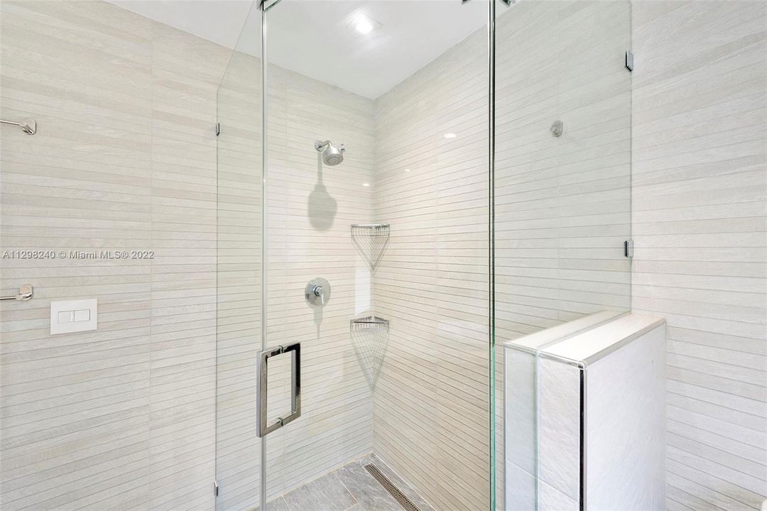 最近售出: $7,000,000 (4 贝兹, 2 浴室, 2056 平方英尺)