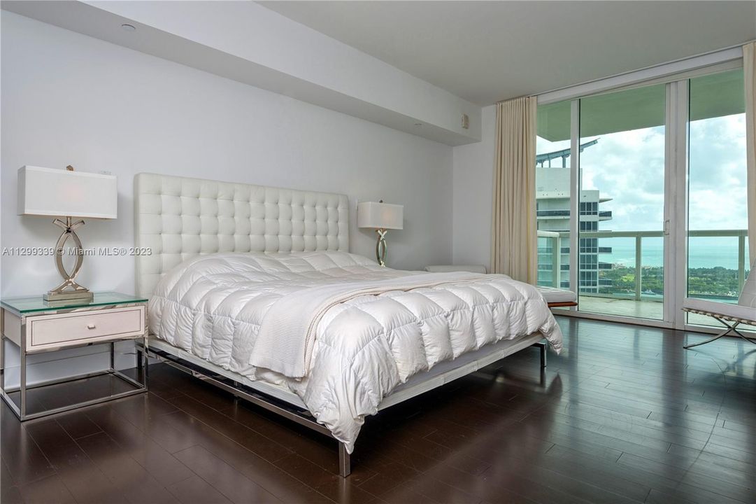 Recently Sold: $2,950,000 (3 beds, 3 baths, 2158 Square Feet)