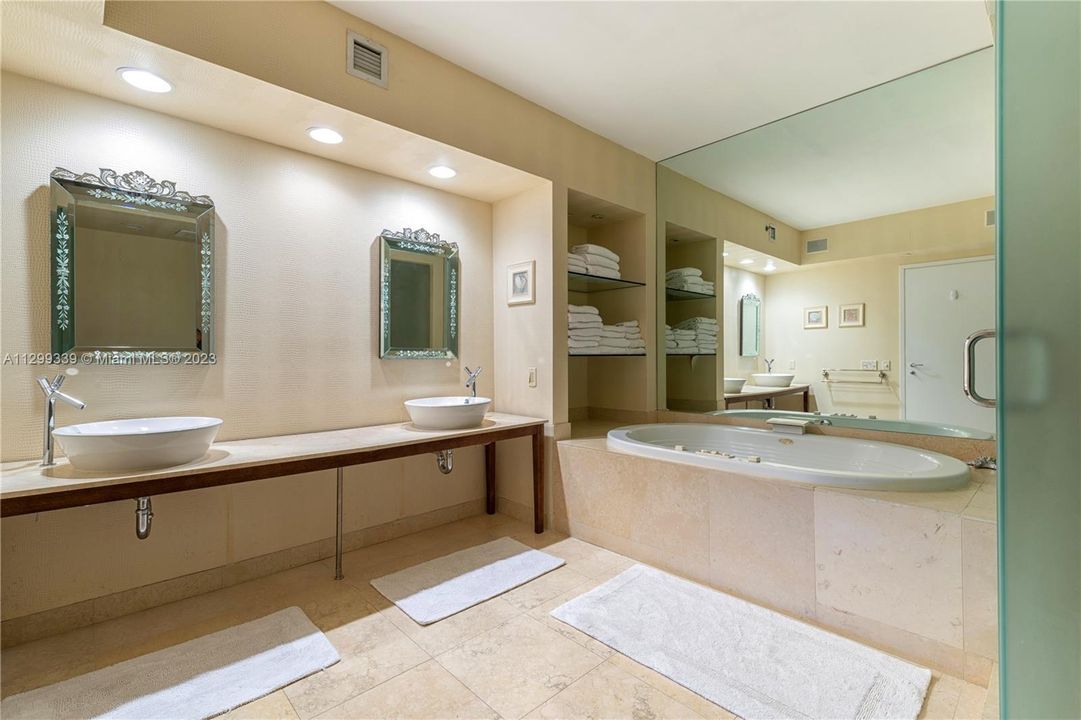 最近售出: $2,950,000 (3 贝兹, 3 浴室, 2158 平方英尺)