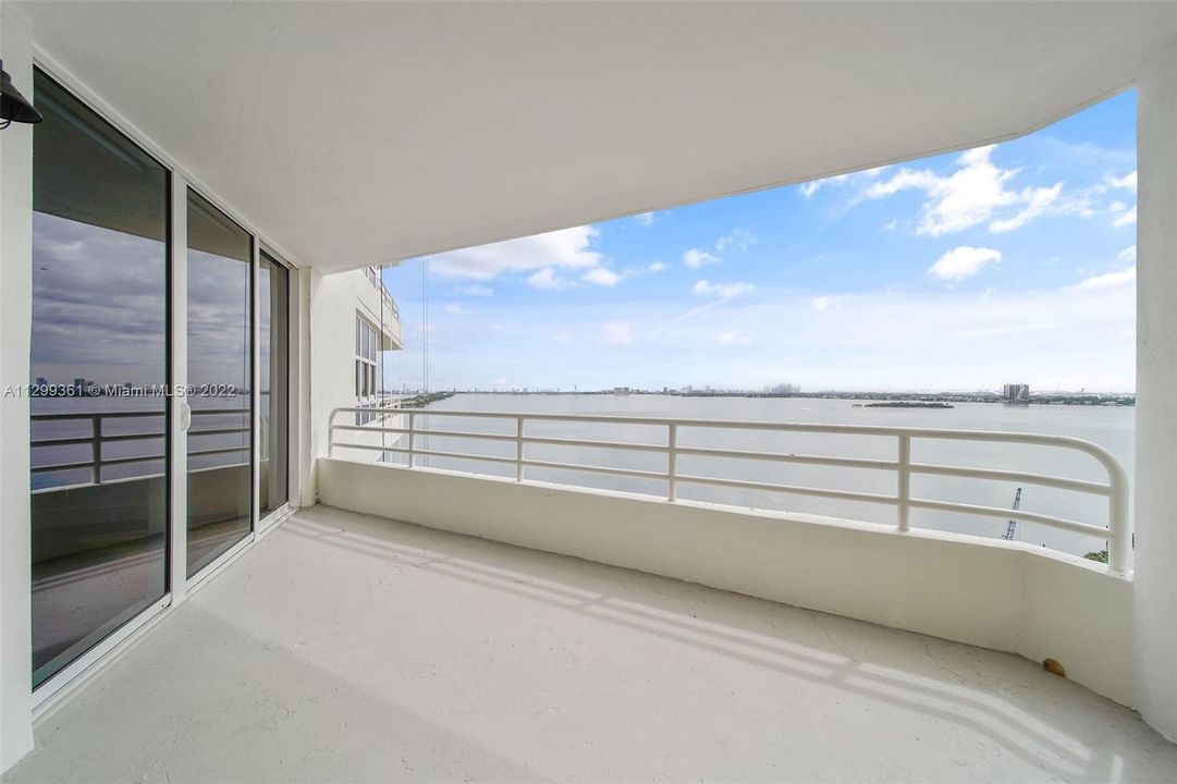 Recently Rented: $5,349 (2 beds, 2 baths, 1398 Square Feet)