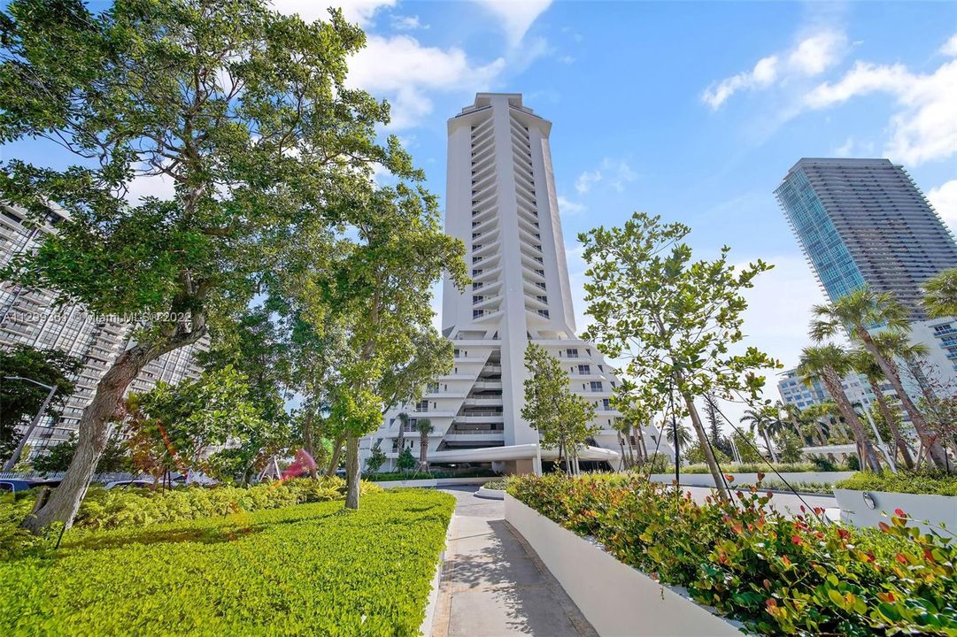 Recently Rented: $5,349 (2 beds, 2 baths, 1398 Square Feet)