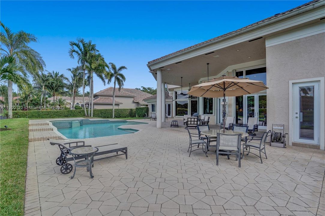 Recently Sold: $3,100,000 (5 beds, 4 baths, 5219 Square Feet)