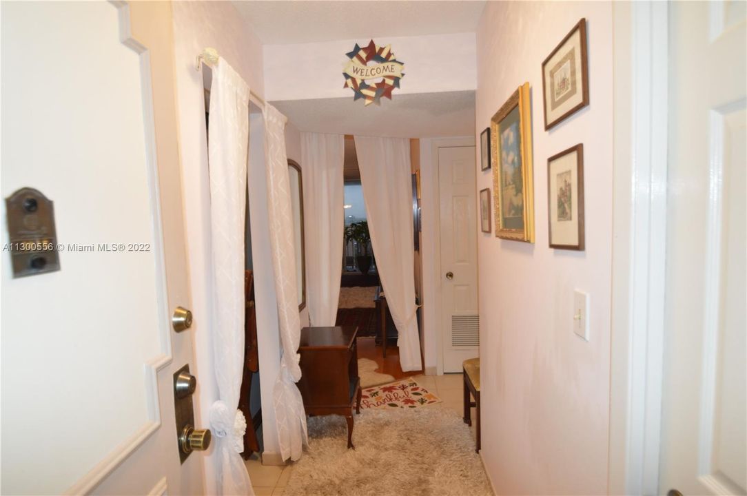 Recently Sold: $200,000 (1 beds, 1 baths, 887 Square Feet)