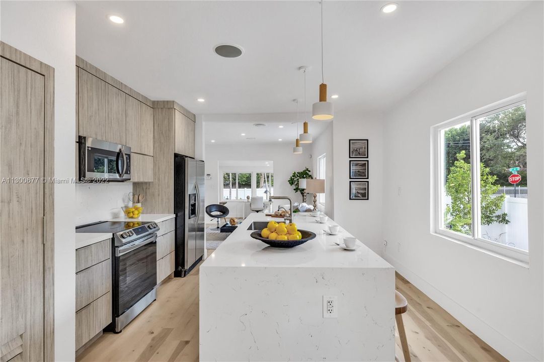 Recently Sold: $700,000 (3 beds, 2 baths, 1458 Square Feet)