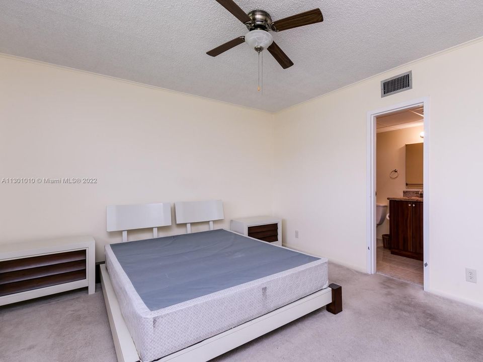 Recently Rented: $1,450 (2 beds, 2 baths, 930 Square Feet)