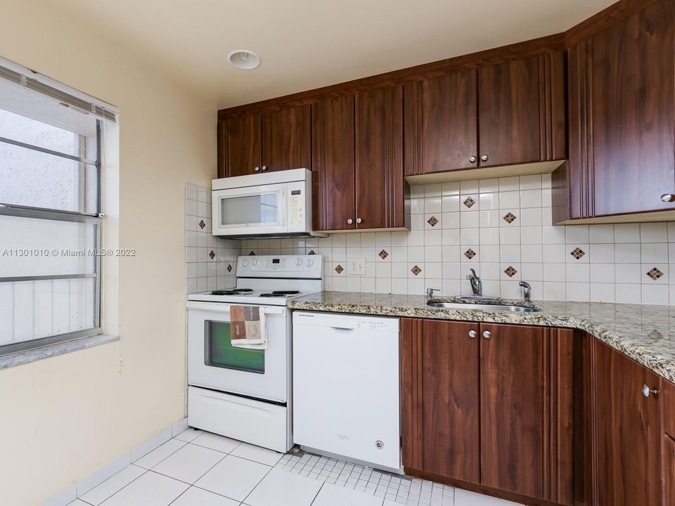 Recently Rented: $1,450 (2 beds, 2 baths, 930 Square Feet)