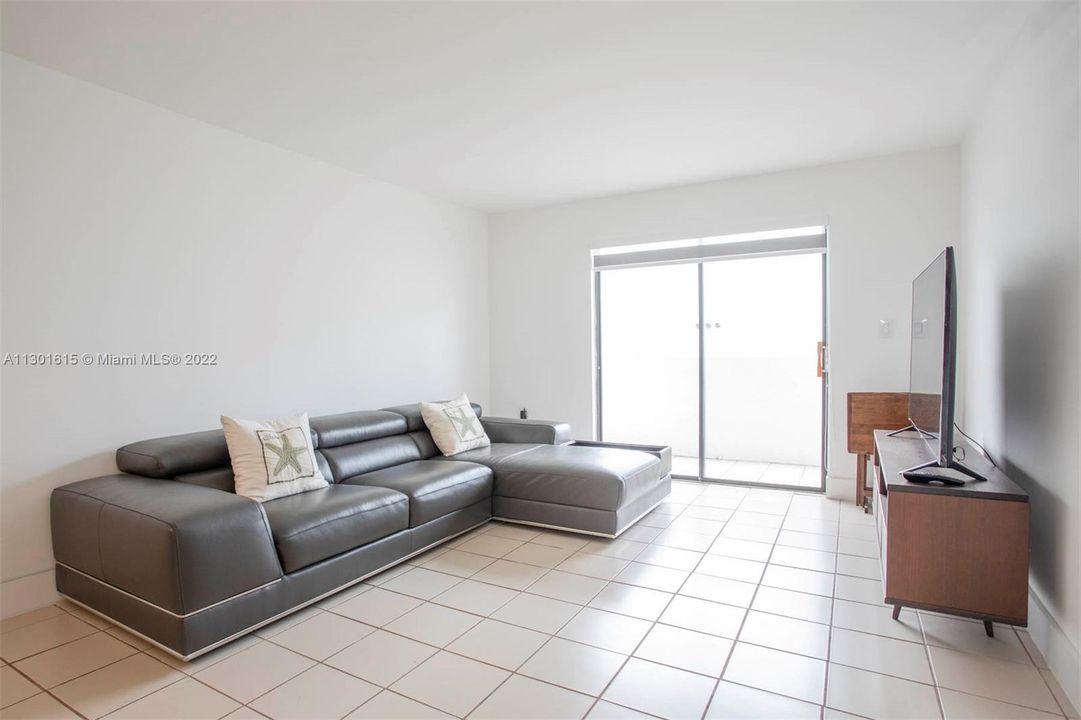Recently Sold: $320,000 (1 beds, 1 baths, 669 Square Feet)