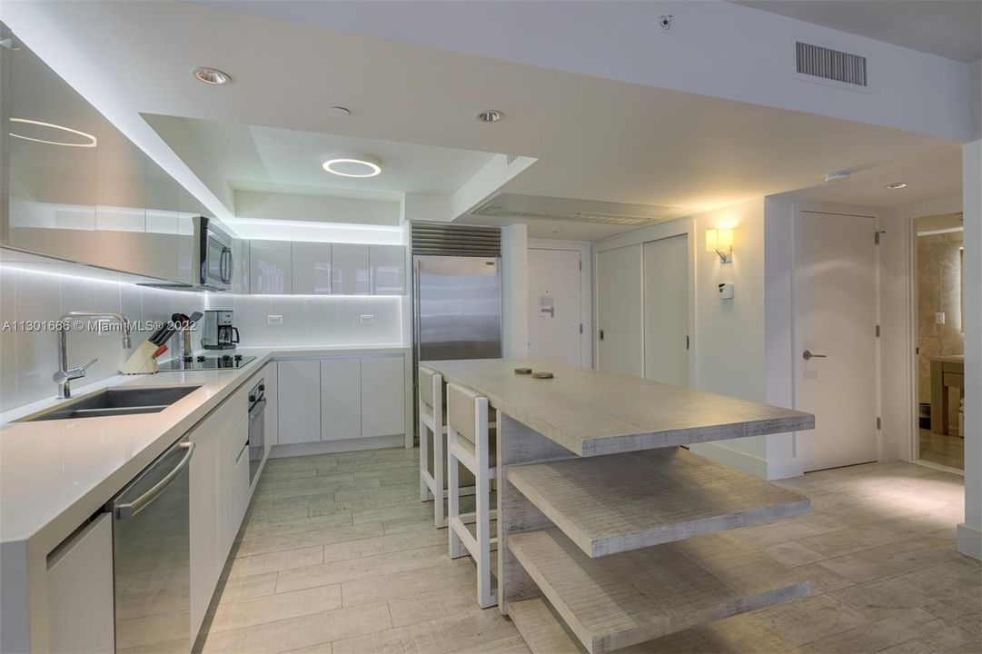 Recently Sold: $2,600,000 (1 beds, 1 baths, 939 Square Feet)