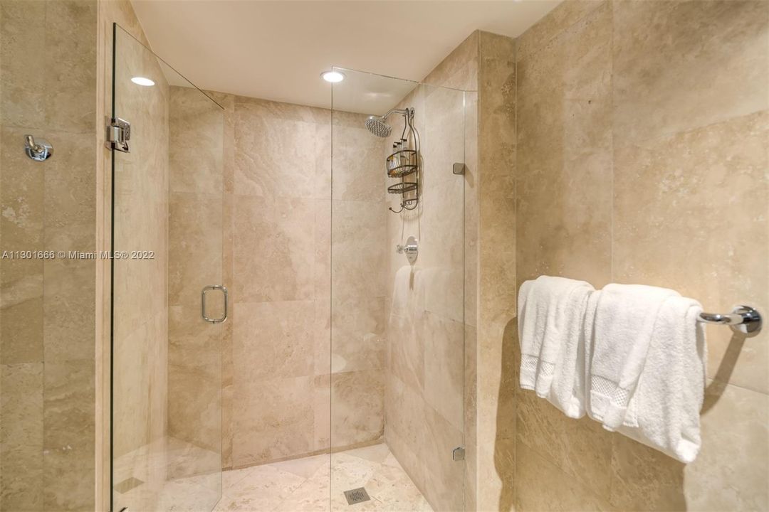 最近售出: $2,600,000 (1 贝兹, 1 浴室, 939 平方英尺)