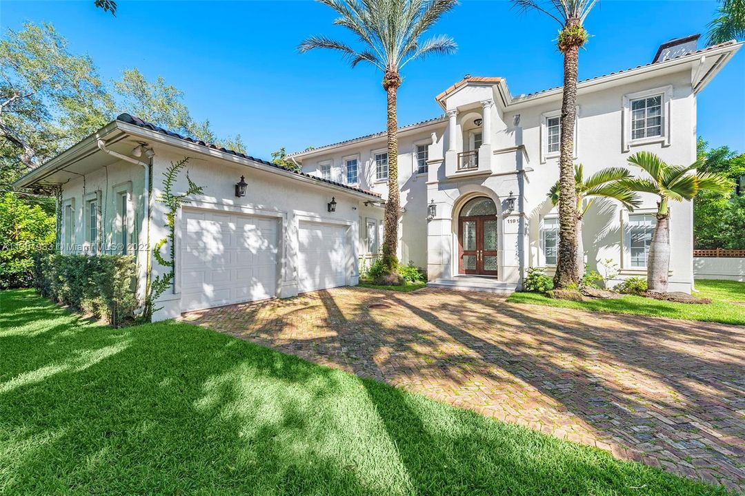 Recently Sold: $4,150,000 (6 beds, 6 baths, 5092 Square Feet)