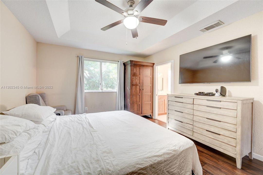 Недавно продано: $369,000 (3 спален, 2 ванн, 1716 Квадратных фут)