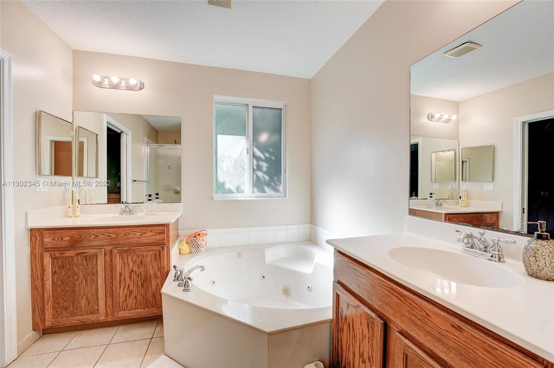 Недавно продано: $369,000 (3 спален, 2 ванн, 1716 Квадратных фут)