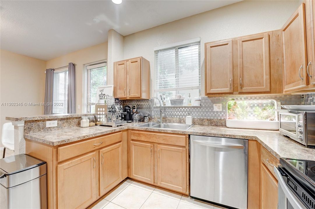 Недавно продано: $369,000 (3 спален, 2 ванн, 1716 Квадратных фут)