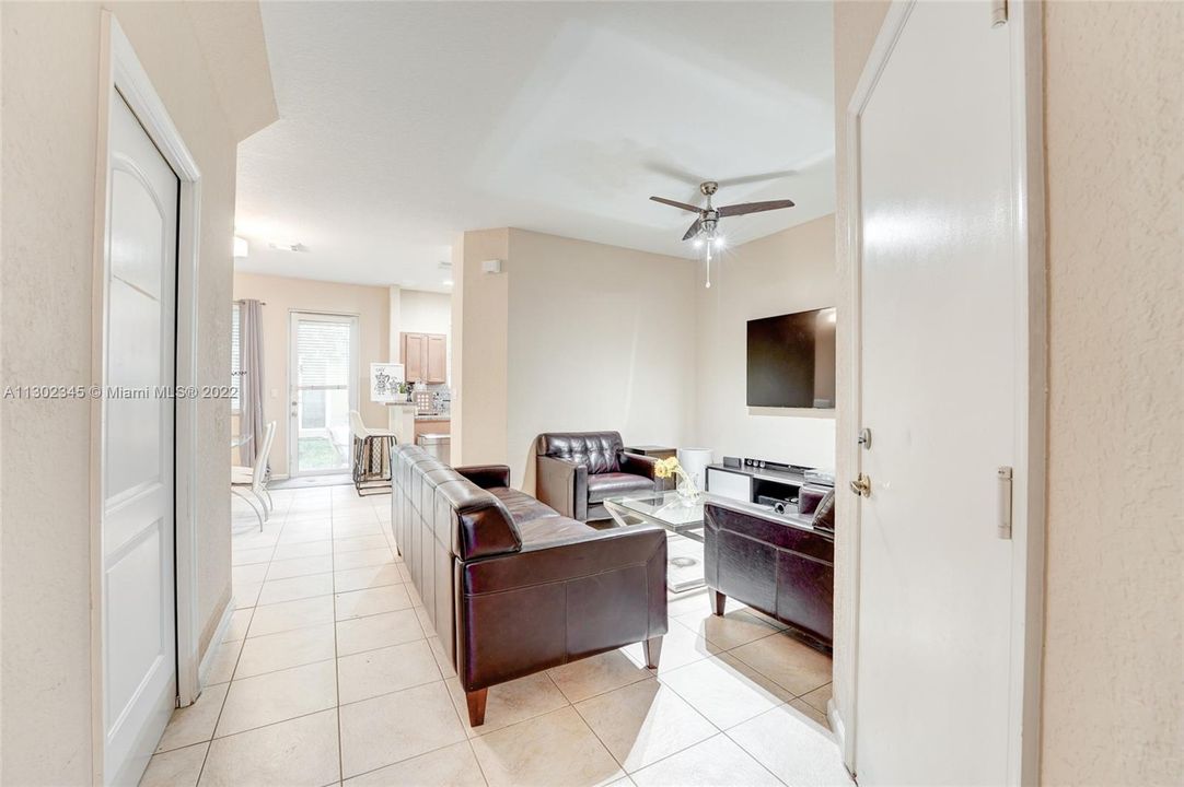 Недавно продано: $369,000 (3 спален, 2 ванн, 1716 Квадратных фут)