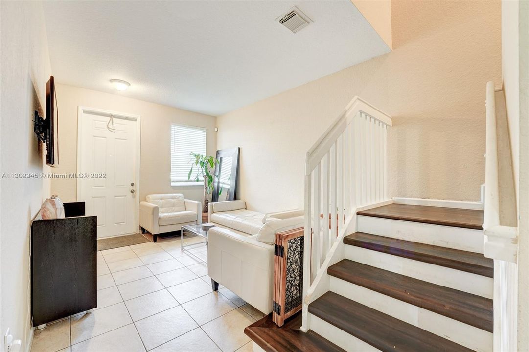 Недавно продано: $369,000 (3 спален, 2 ванн, 1716 Квадратных фут)