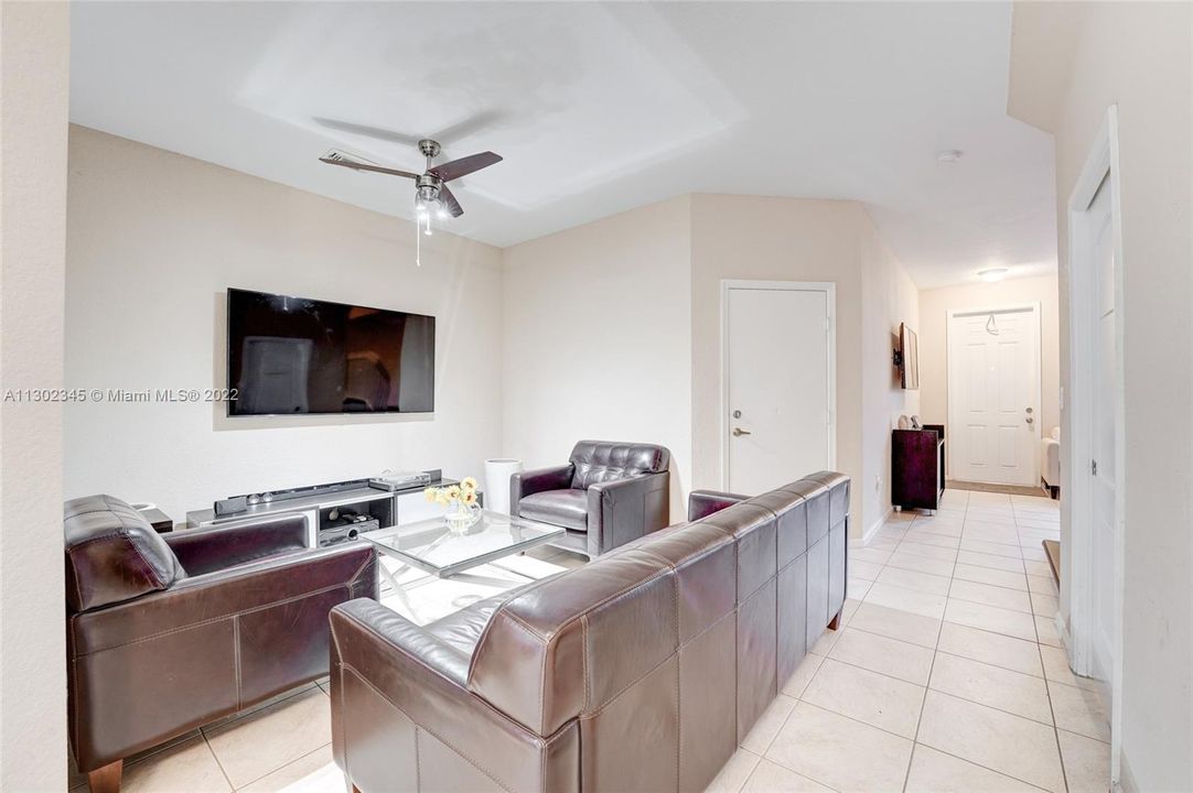 Недавно продано: $369,000 (3 спален, 2 ванн, 1716 Квадратных фут)