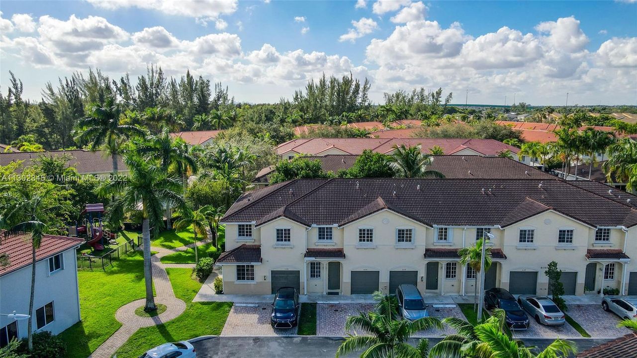 Недавно продано: $369,000 (3 спален, 2 ванн, 1716 Квадратных фут)