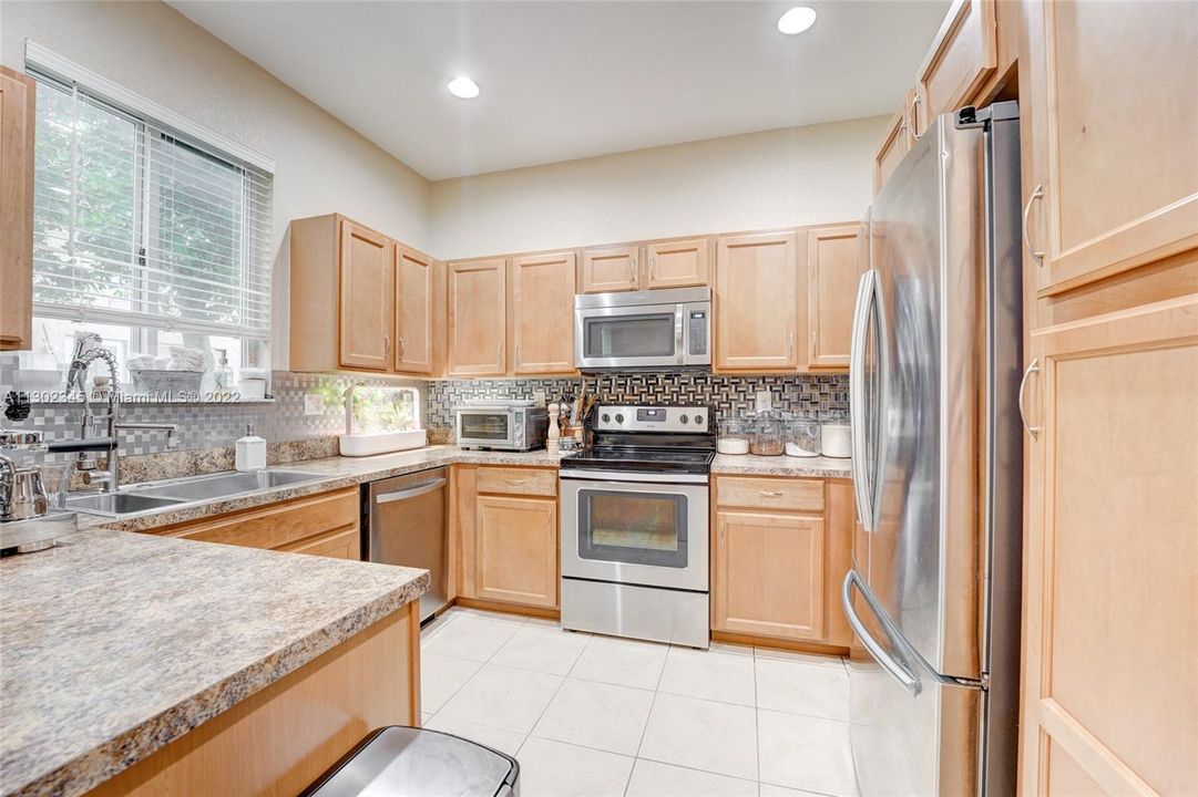 Недавно продано: $369,000 (3 спален, 2 ванн, 1716 Квадратных фут)