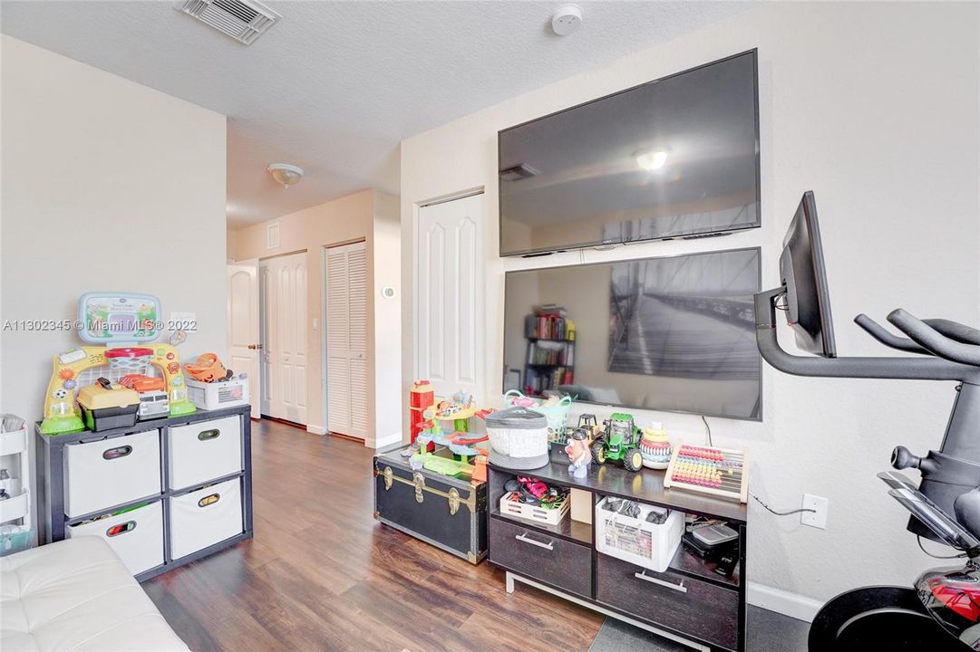 Недавно продано: $369,000 (3 спален, 2 ванн, 1716 Квадратных фут)