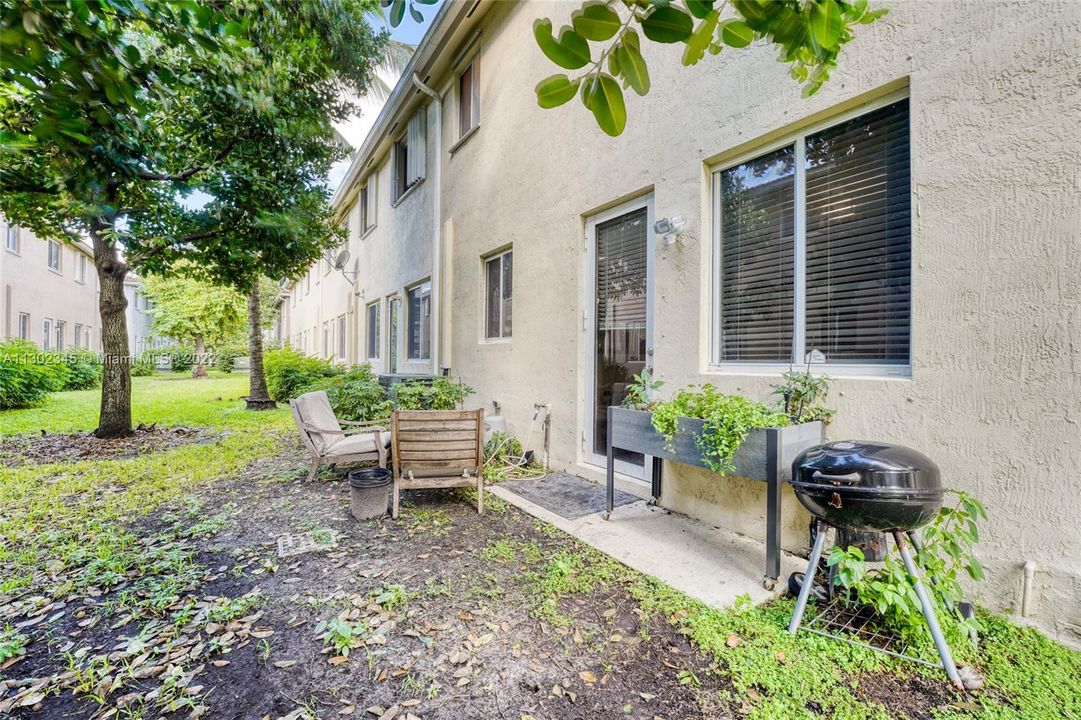 Недавно продано: $369,000 (3 спален, 2 ванн, 1716 Квадратных фут)