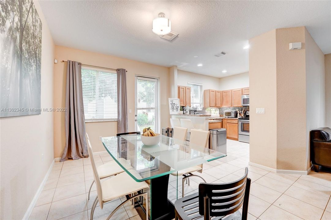 Недавно продано: $369,000 (3 спален, 2 ванн, 1716 Квадратных фут)