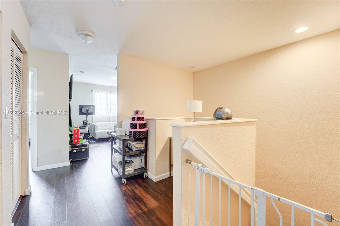 Недавно продано: $369,000 (3 спален, 2 ванн, 1716 Квадратных фут)