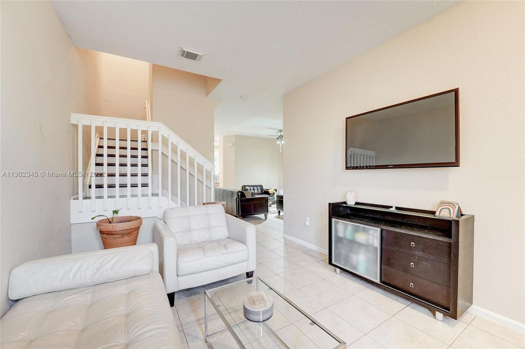 Недавно продано: $369,000 (3 спален, 2 ванн, 1716 Квадратных фут)