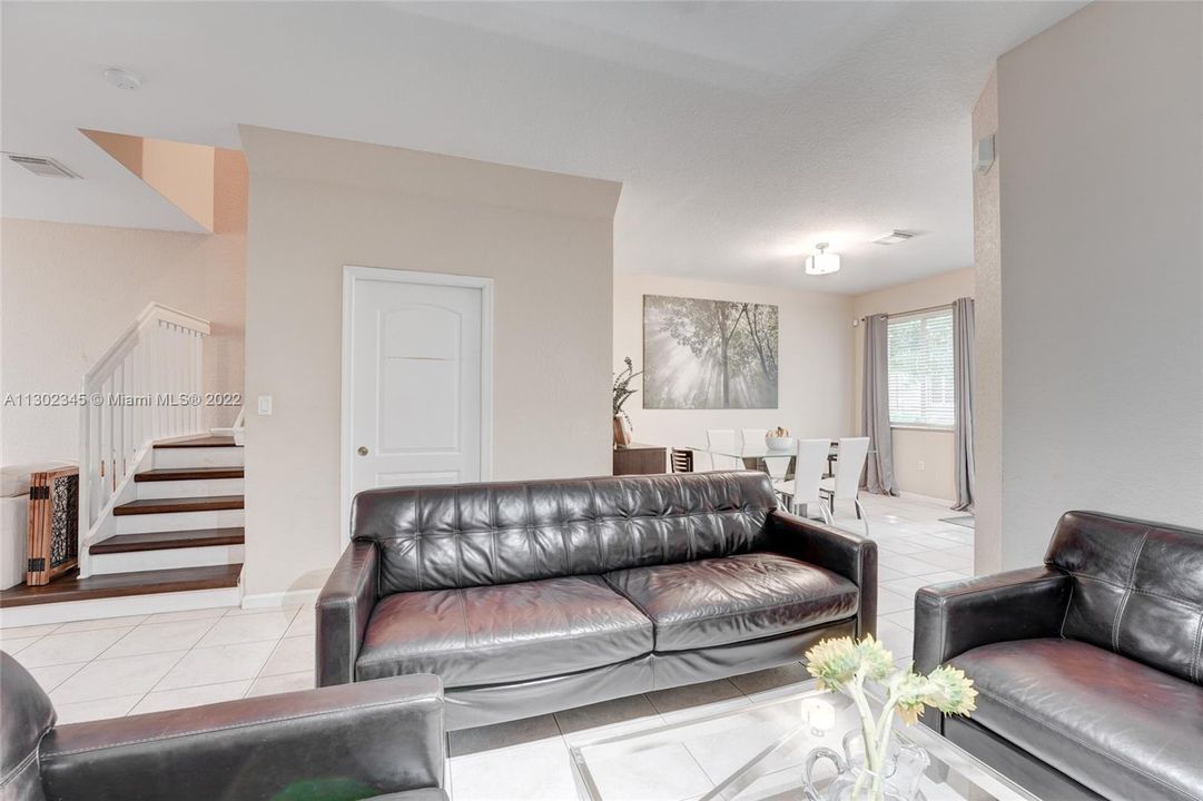 Недавно продано: $369,000 (3 спален, 2 ванн, 1716 Квадратных фут)