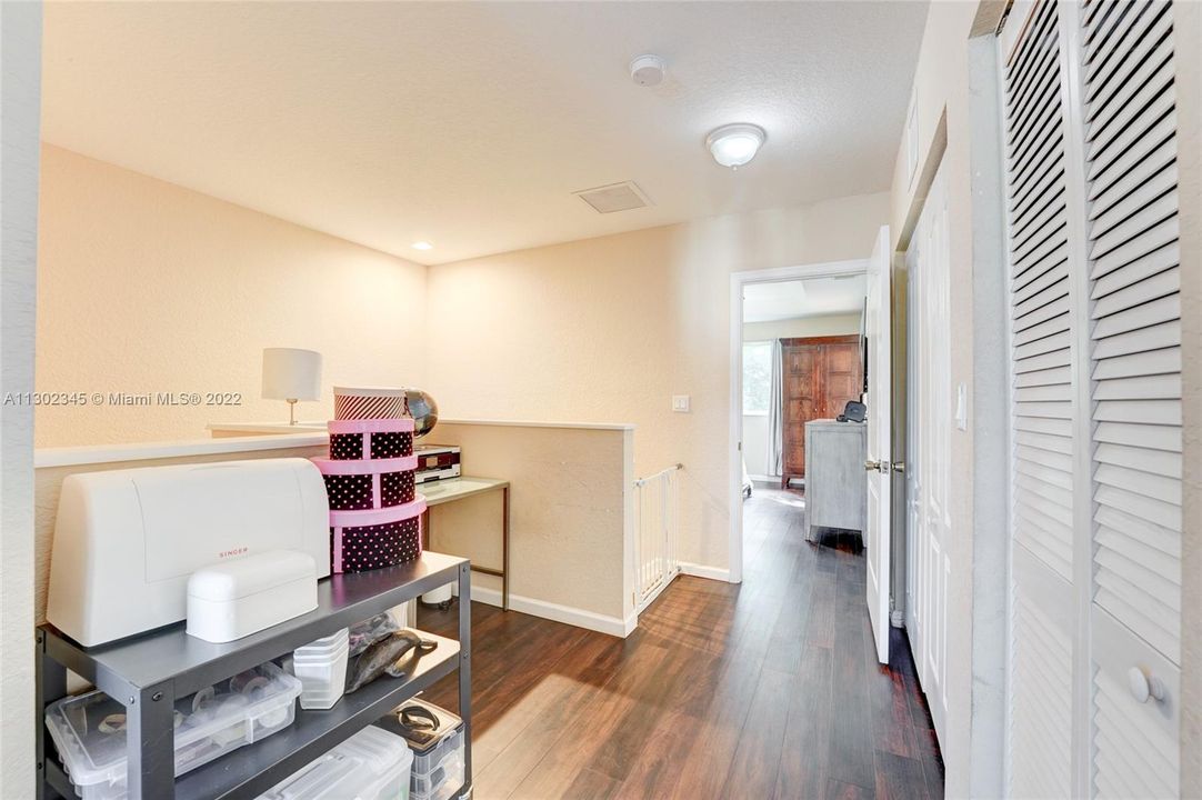 Недавно продано: $369,000 (3 спален, 2 ванн, 1716 Квадратных фут)