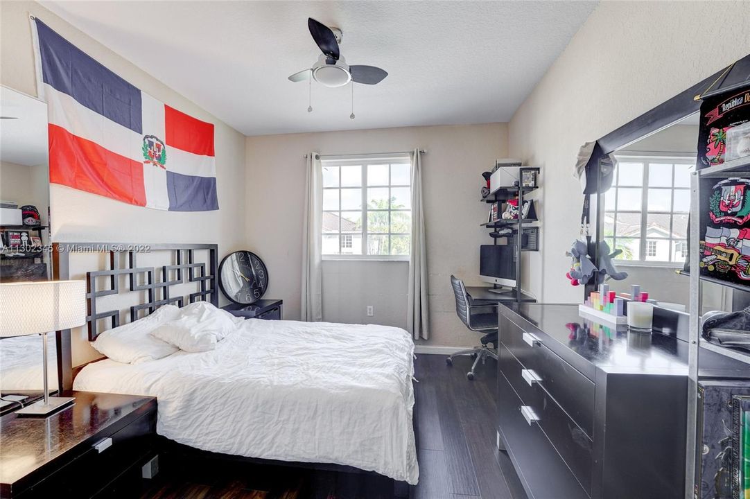 Недавно продано: $369,000 (3 спален, 2 ванн, 1716 Квадратных фут)