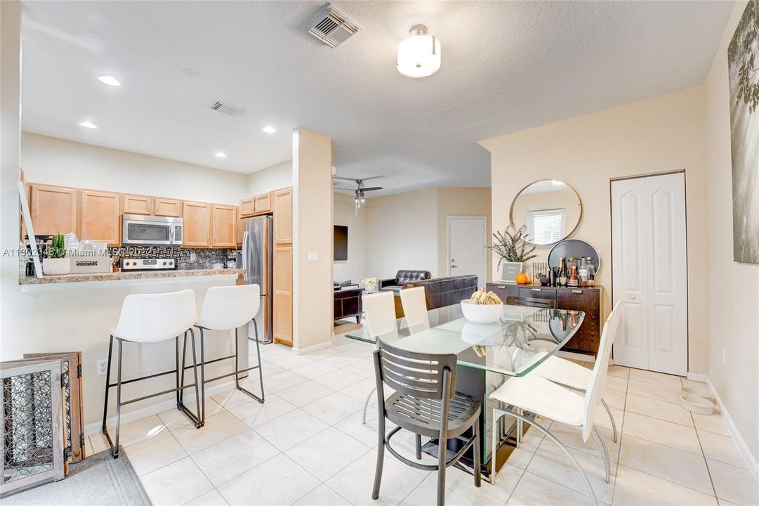 Недавно продано: $369,000 (3 спален, 2 ванн, 1716 Квадратных фут)