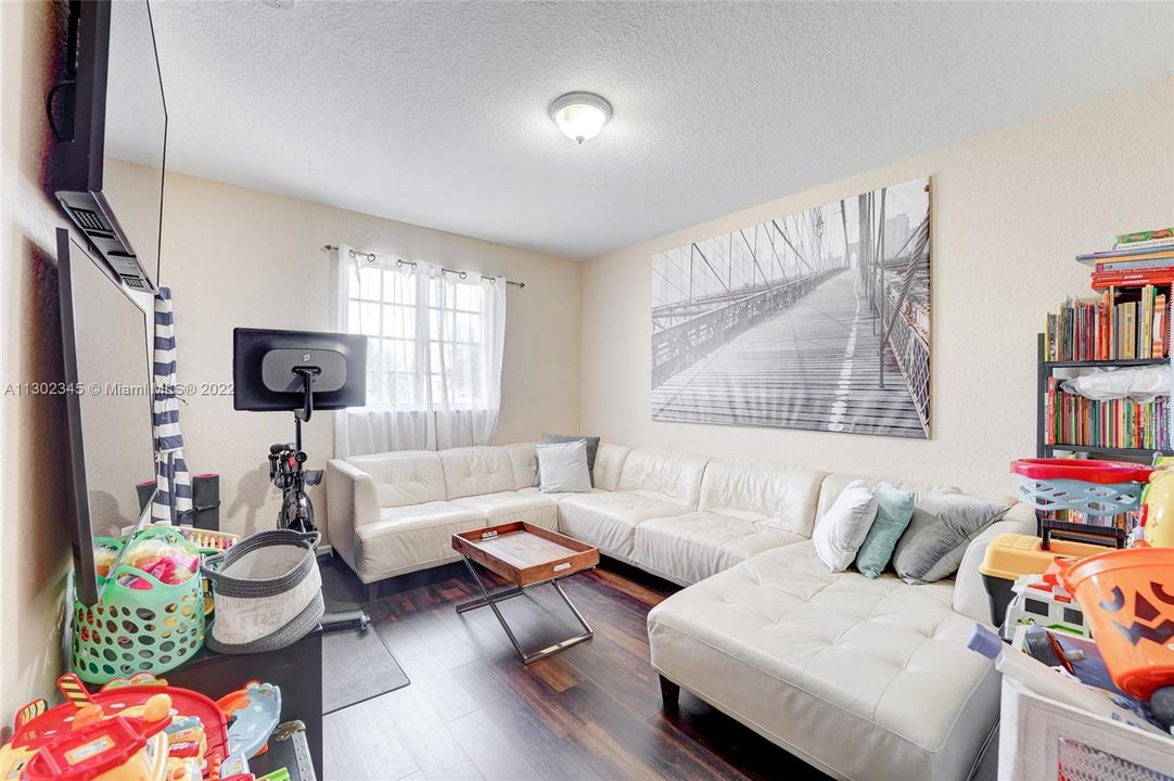 Недавно продано: $369,000 (3 спален, 2 ванн, 1716 Квадратных фут)