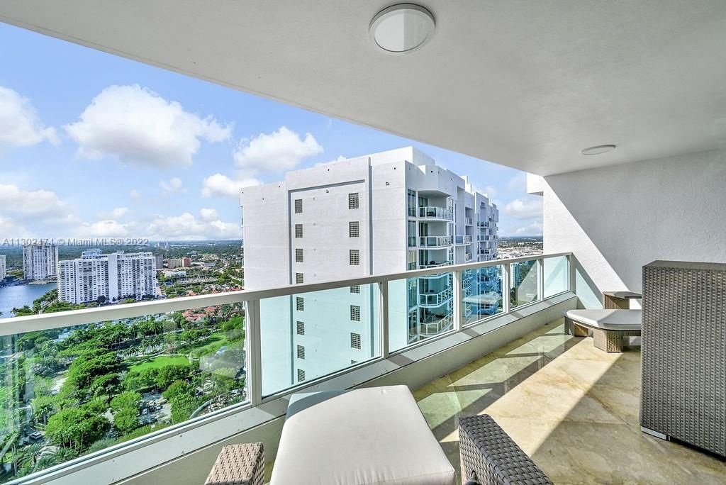 Recently Sold: $2,200,000 (3 beds, 3 baths, 3266 Square Feet)