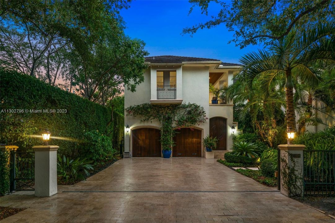 Recently Sold: $4,250,000 (6 beds, 6 baths, 5574 Square Feet)