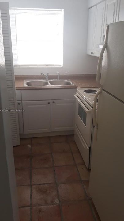 For Sale: $99,000 (1 beds, 1 baths, 560 Square Feet)
